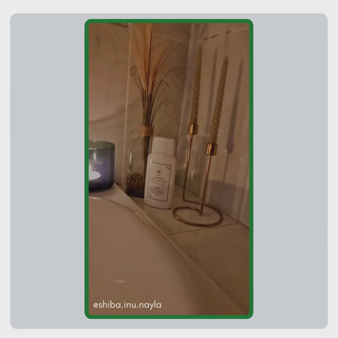 Benutzergeneriertes Video von @shiba.inu.nayla, das zeigt, wie das TraumaPet Shampoo angewendet wird und für eine ruhige Haut sowie ein glänzendes Fell sorgt.