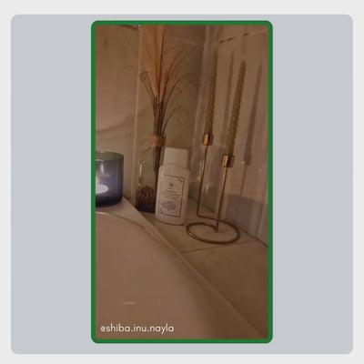 Benutzergeneriertes Video von @shiba.inu.nayla, das zeigt, wie das TraumaPet Shampoo angewendet wird und für eine ruhige Haut sowie ein glänzendes Fell sorgt.